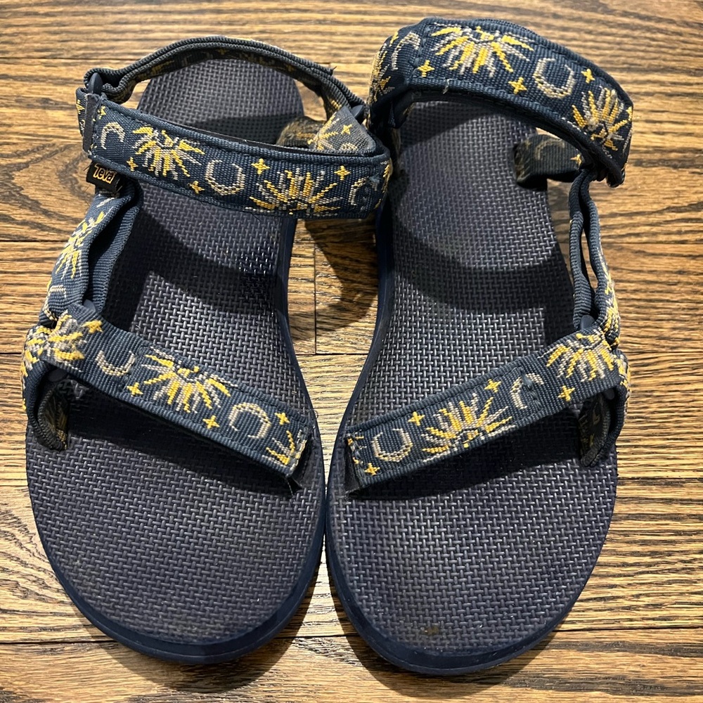 Women’s 10 Teva Sandals